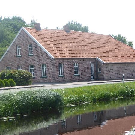 Ferienwohnung Gulf Im Gulfhof Am Kanal Grossefehn Exterior foto